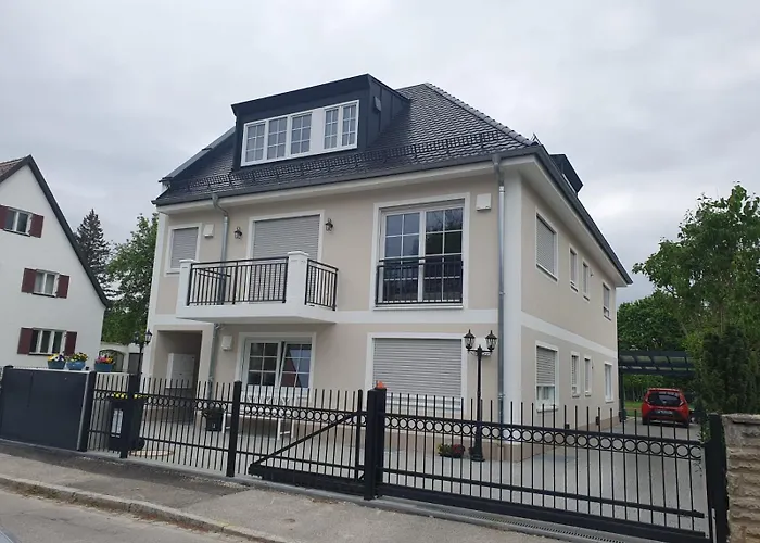 Helle 3 Zimmer Souterrainwohnung In Einem Neubau-Villa