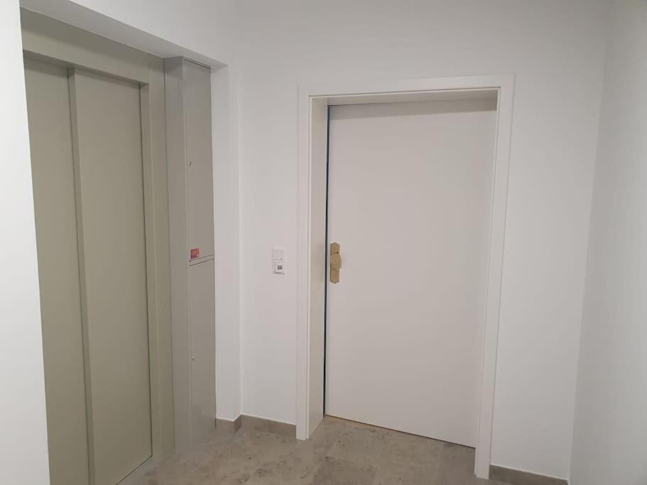 Helle 3 Souterrainwohnung In Einem Neubau-villa Appartamento *
