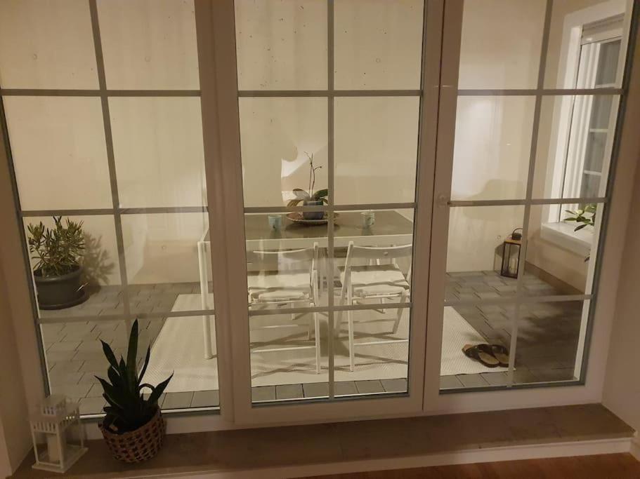 Helle 3 Souterrainwohnung In Einem Neubau-villa Appartement