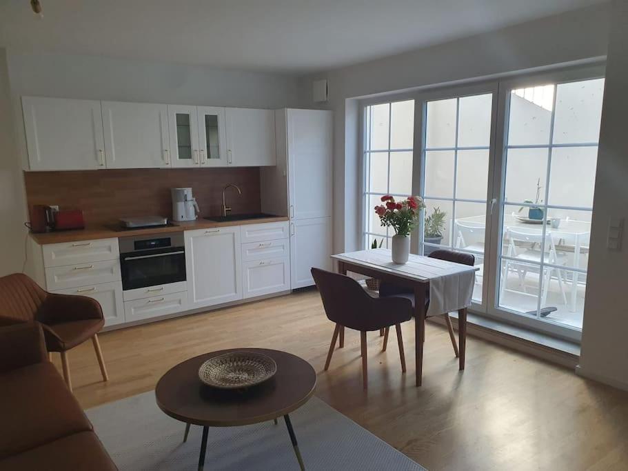Helle 3 Souterrainwohnung In Einem Neubau-villa * München
